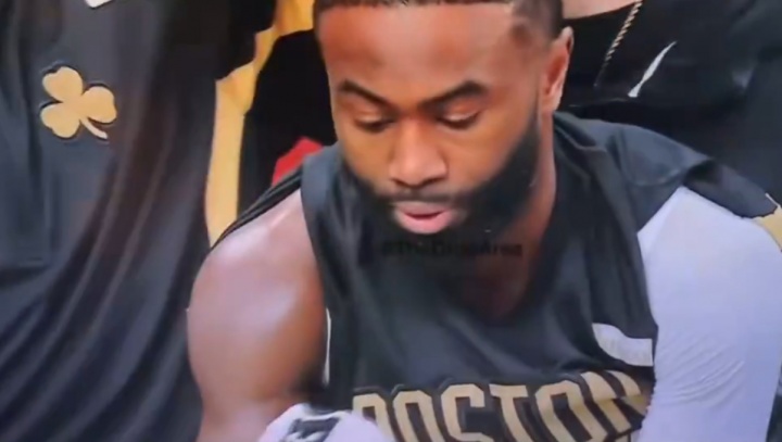 开云体育入口-笑死人！为了不让发际线粉害人 杰伦·布朗擦完头都要仔细看一眼