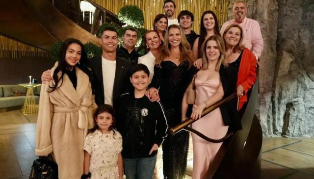 开云体育APP下载-与妈妈共舞 波多黎各歌手唱生日歌 C罗奢华庆生