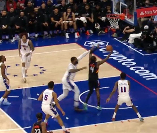 开云体育下载-蝴蝶穿花！杰伦·格林绕掩护接球顺下 强攻打中复出后个人首球